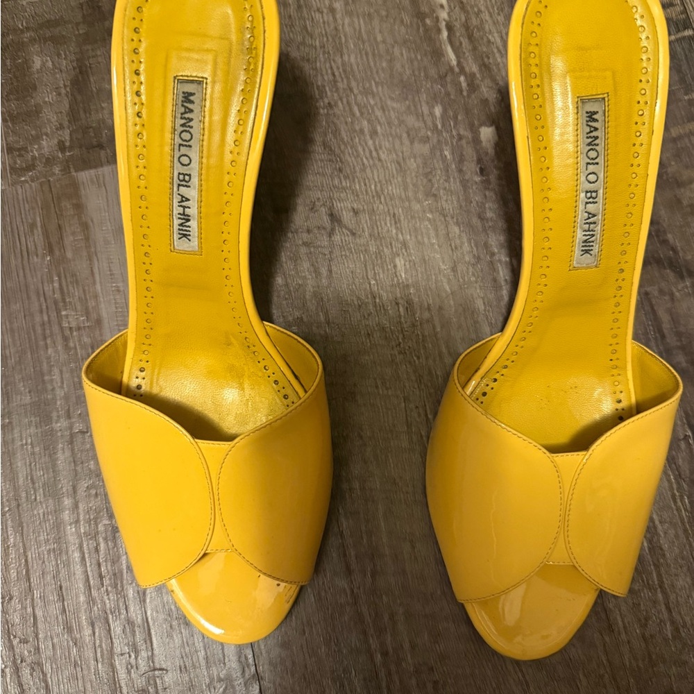 Manolo Blahnik Yellow Patent Leather Open-Toe Mules with Folded Vamp